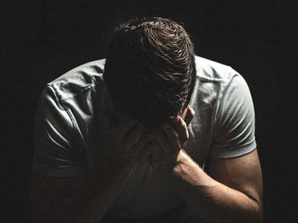 Chết sững nhìn chồng vật vã trong đám tang người yêu cũ