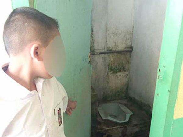 Giáo viên phạt học trò liếm nhà vệ sinh 12 lần khiến phụ huynh phẫn nộ