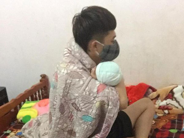 Nghiện con nhưng người nồng mùi thuốc lá, ông bố này phải hóa trang như Spiderman để được phép bế con