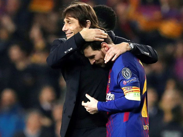 Ôm Messi hai lần, Conte bị cầu thủ Chelsea 'nóng mắt'