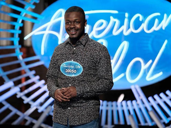 Chàng trai có mẹ nghiện ngập chinh phục giám khảo American Idol