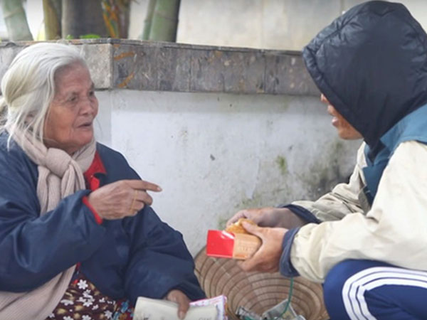 Chàng trai Huế giả ăn xin để thử lòng người nghèo và cái kết đầy nước mắt