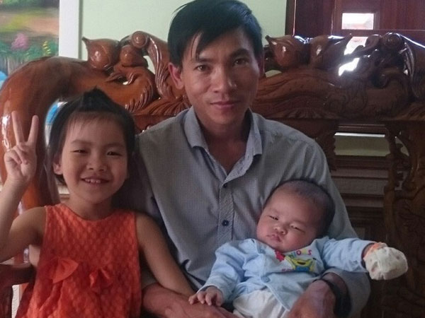 Cuộc sống 'gà trống nuôi con' sau ngày nữ giáo viên bị ung thư, giành giật sự sống từng ngày để sinh con qua đời