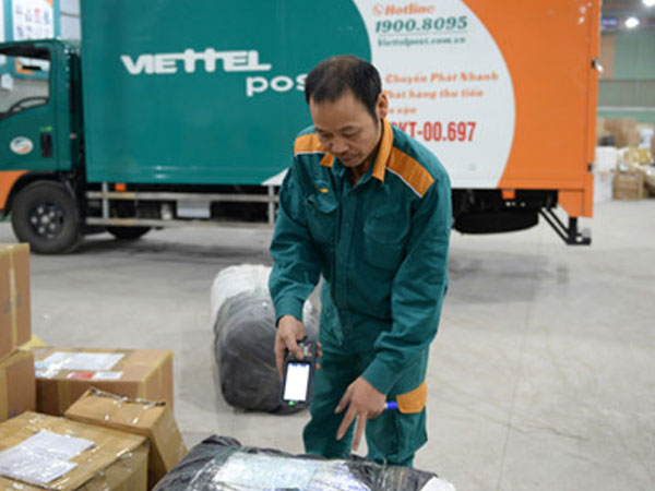 Gửi đông trùng hạ thảo, khách bị Viettel Post tráo hàng, xé nhãn