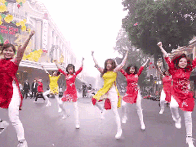 Nhóm bạn trẻ Việt mặc áo dài, cover hit quốc dân Kpop cực đẹp ngay giữa phố đi bộ