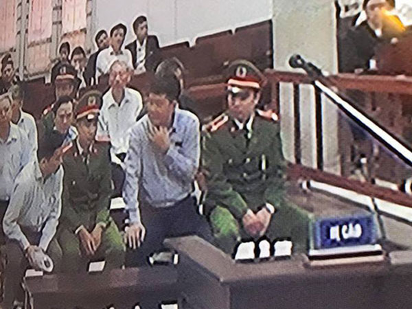 Ông Đinh La Thăng liên tục nói chuyện với Ninh Văn Quỳnh