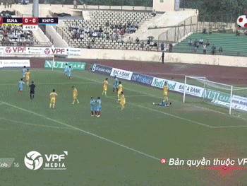 Video: Cầu thủ U23 Việt Nam sút tung cột cờ góc sân mừng bàn thắng