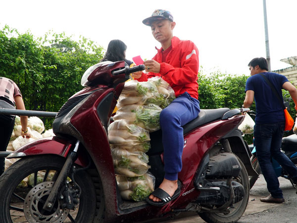 Video: Dân Thủ đô đánh ô tô, SH đi... 'giải cứu' củ cải