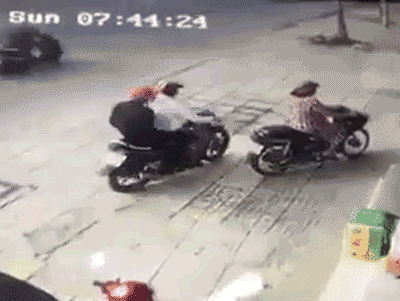 Người phụ nữ bị 2 thanh niên áp sát giật dây chuyền, ngã bổ nhào ra đường lại tiếp tục bị 2 đối tượng khác giật lần nữa