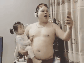 Vừa trông con, vừa làm đẹp, vừa tập thể dục, vừa xả stress - ông bố '4 trong 1' là đây chứ đâu!