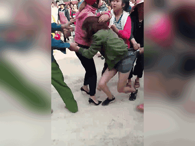 Đánh ghen kinh hoàng ở Sơn La, cô gái trẻ bị xé toang quần áo giữa đường