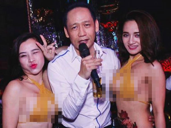 Duy Mạnh bị chỉ trích vì đăng ảnh với người mẫu mặc bikini phản cảm