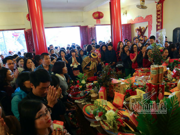 Hà Nội giáng chức hiệu trưởng đi lễ giờ hành chính