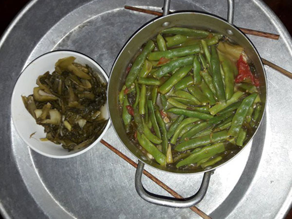 Nấu cơm đãi bạn thì ngon, đến lượt vợ bầu, anh chồng lại mời nồi canh hổ lốn: cá nấu dưa tặng thêm đậu cô-ve làm lớp phủ