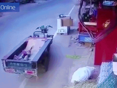 Xe ba bánh không người lái tự lao ra đường đâm vào ôtô