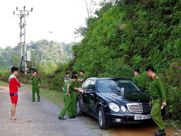 3 người tử vong trong xe Mercedes: Toà án mới xuống làm việc về đơn ly hôn