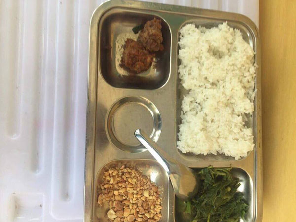 Hà Nội: Thêm một phụ huynh tố bữa trưa trị giá 15.000 đồng của học sinh lớp 2 chỉ có 2 viên chả cùng ít muối vừng