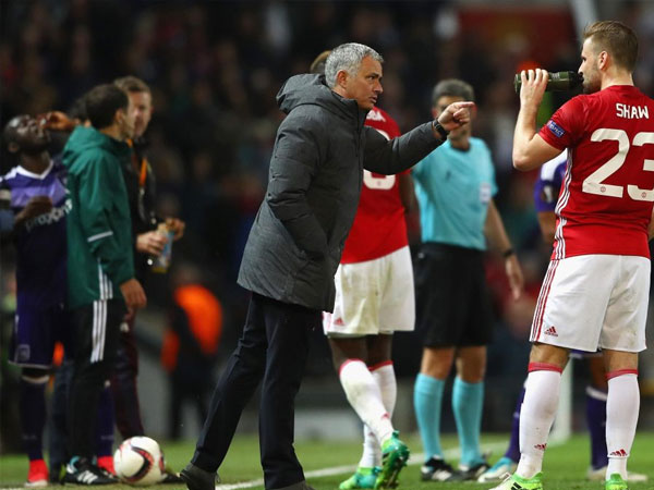 MU hỗn loạn: Màn tung hê đi vào "vết xe đổ" của Mourinho