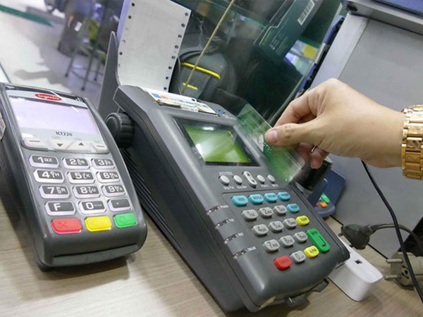 Phí ngân hàng 'bủa vây' người dùng
