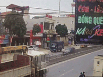 Tai nạn hy hữu: Xe cứu hộ chở xe con đâm vào xe tải rồi cả 3 cùng lao vào nhà dân
