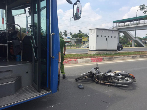 TP. HCM: Nam thanh niên 20 tuổi bị húc văng hơn 10m nguy kịch trên đại lộ Phạm Văn Đồng