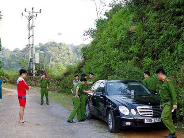 Vụ 3 người trong gia đình tử vong: Cửa xe Mercedes không khóa, người mẹ vẫn ôm con trai