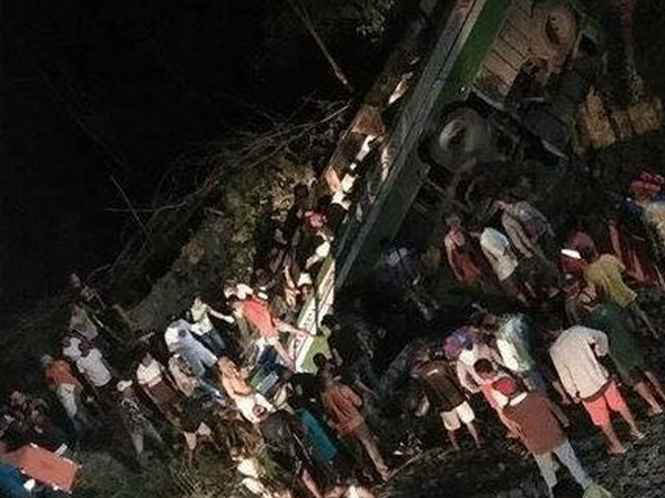 Xe buýt rơi xuống suối ở Philippines, 19 người chết