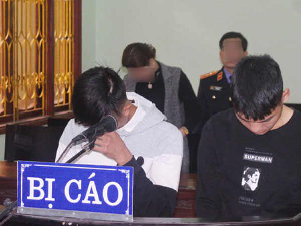 Bé gái 13 tuổi khiến hai thanh niên lĩnh án