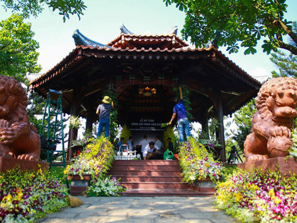 Cận cảnh nơi yên nghỉ của cố Thủ tướng Phan Văn Khải bên cạnh mộ phần người vợ