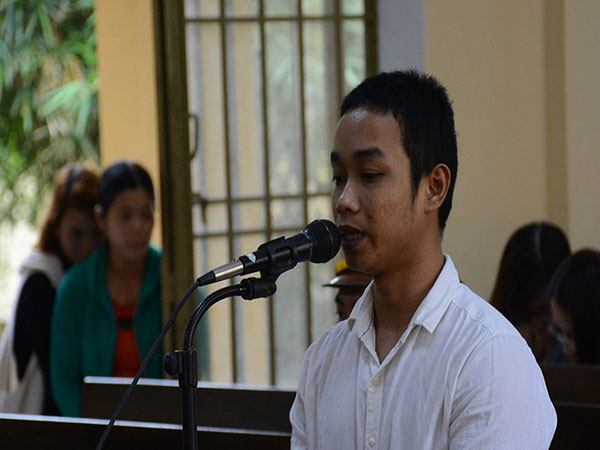 Chồng đốt vợ vì bị nhắc hát karaoke lớn