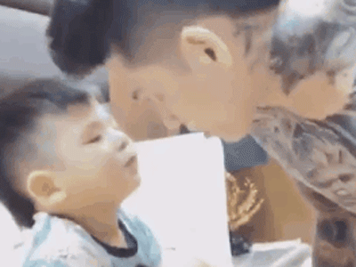 CLIP: Bố tranh cãi với con trai để 'đòi' quyền ngủ cùng vợ