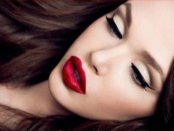 Cô nàng ngỡ ngàng khi bị người yêu chia tay vì '30 tuổi rồi còn đánh son đỏ là người buông thả'