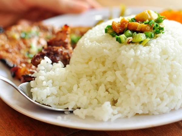 Dân mạng hả hê khi thấy cô gái 'ăn gì cũng được' bị bạn trai đá vì không ăn được tinh bột