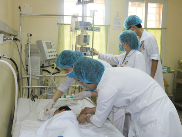 Đắp thuốc nam chữa bỏng, bé 3 tuổi hôn mê