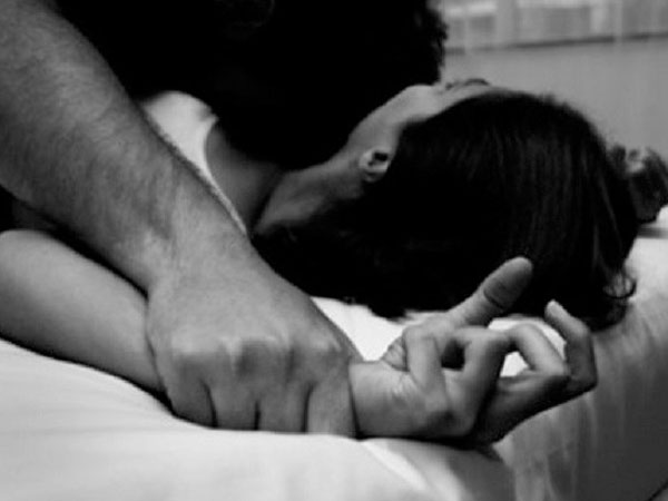 Đột nhập nhà chú, khống chế hiếp dâm thím
