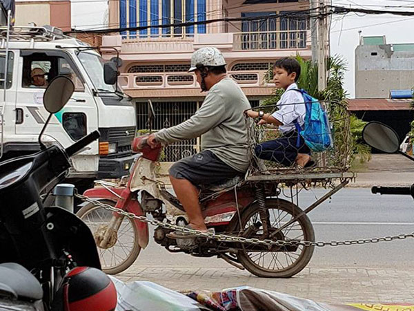 Hình ảnh cha chở con đi học trên chiếc xe hàng, ai cũng phải rưng rưng nước mắt