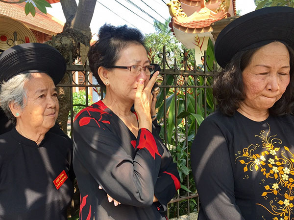 Hoa và những giọt nước mắt lăn dài tiễn đưa ông Sáu Khải