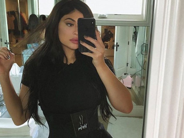 Kylie Jenner bị chỉ trích vì mặc đai siết bụng ngay sau khi sinh con