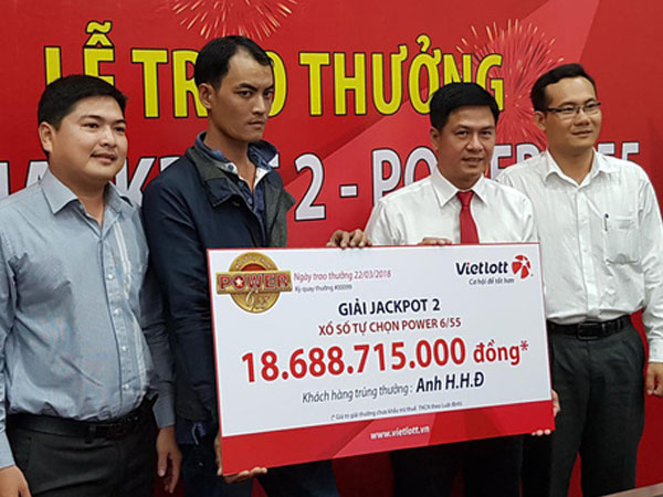 Nam công nhân không đeo mặt nạ khi nhận giải Vietlott