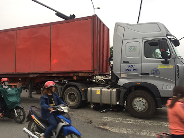 Người dân giải cứu nữ công nhân bị xe container cán nát 2 chân