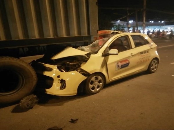 Taxi tông đuôi container dừng giữa đường, tài xế tử vong