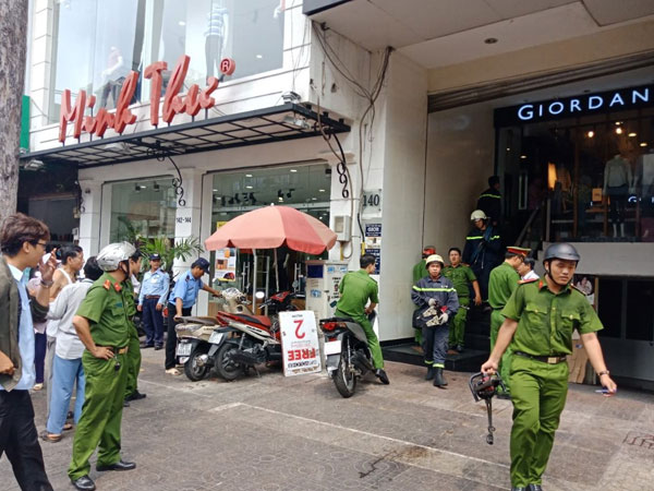 Thang máy gặp sự cố, nam thanh niên bị kẹt cổ giữa thang máy với sàn nhà nguy kịch