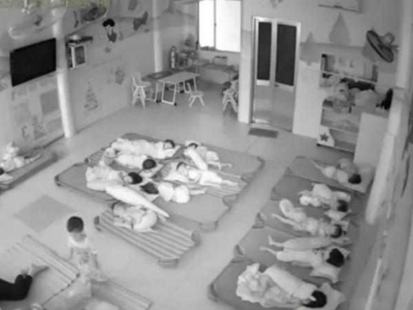 Thôi việc hai giáo viên mầm non giơ chân gạt, đẩy em bé