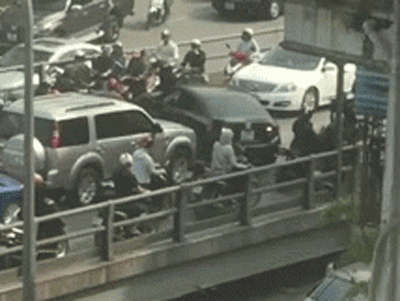 Video: Pha quay đầu 'khó đỡ' của chiếc ô tô con giữa cầu vượt đông đúc