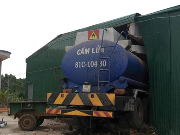 Xe bồn chở xăng dầu tông sập nhà dân
