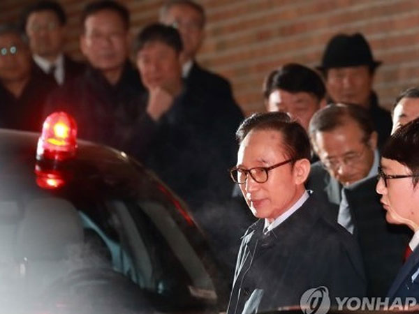 Ảnh: Hàn Quốc bắt khẩn cấp cựu Tổng thống Lee Myung-bak lúc nửa đêm