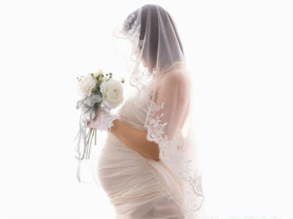 Con gái thông báo có bầu trước khi cưới, phản ứng của ông bố khiến nhiều người bất ngờ: 'Đẻ đi cháu tao tao nuôi, tao không xấu hổ với ai hết'