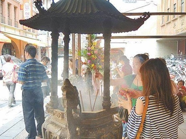 Dở khóc dở cười với câu chuyện gái trẻ đi chùa cầu duyên