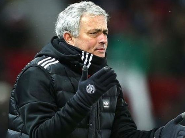 HLV Mourinho lại phát biểu như thách thức CĐV M.U