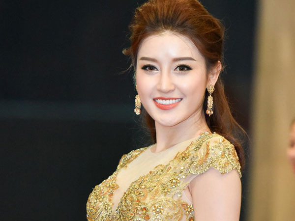 Huyền My gợi cảm trên thảm đỏ giải Cống hiến